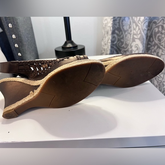 Easy Spirit Open toed Bronze sandals - Picture 6 of 7